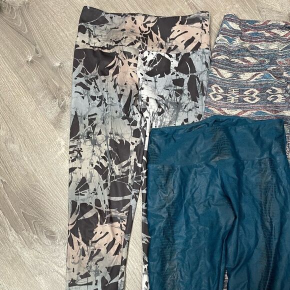 ONZIE Yoga Bundle - 2 Crops, 1 Legging Size XS - Picture 3 of 5